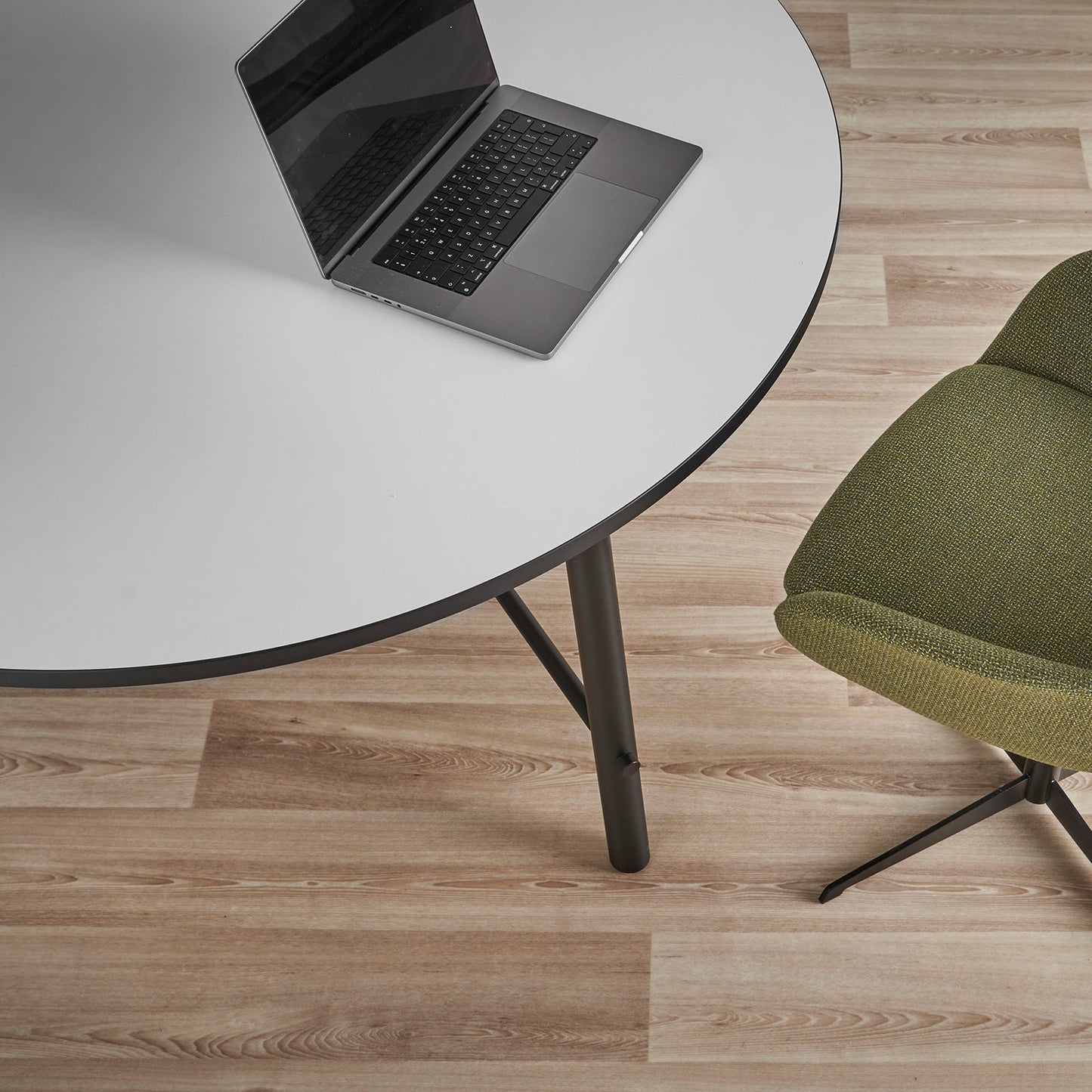 Aria circular dining table