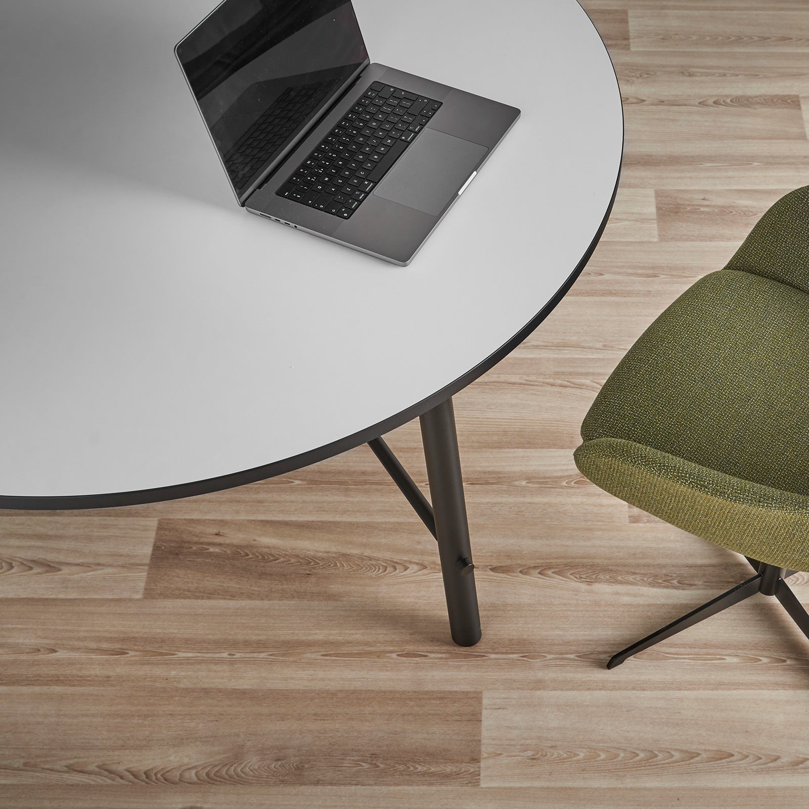 Aria circular dining table