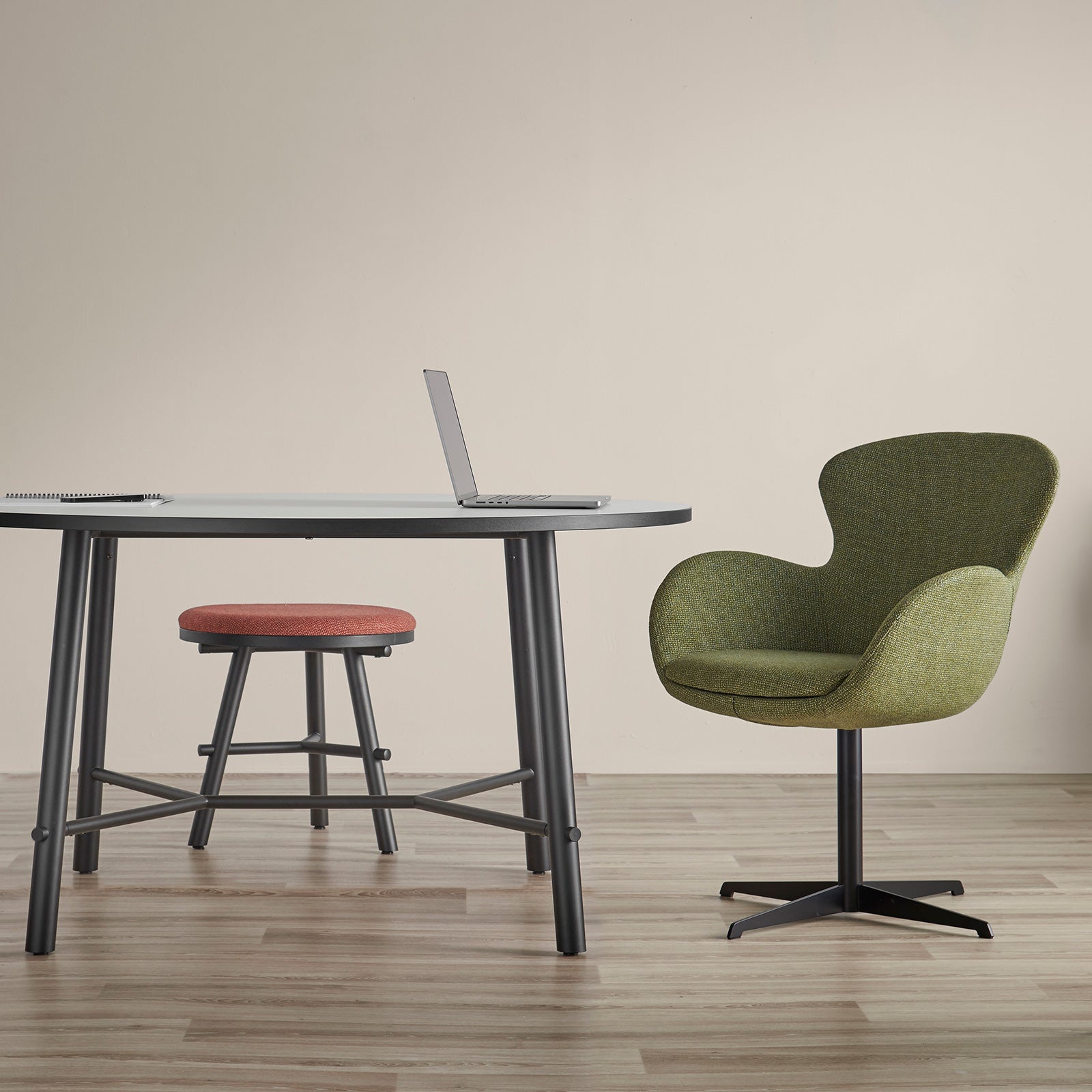 Aria circular dining table