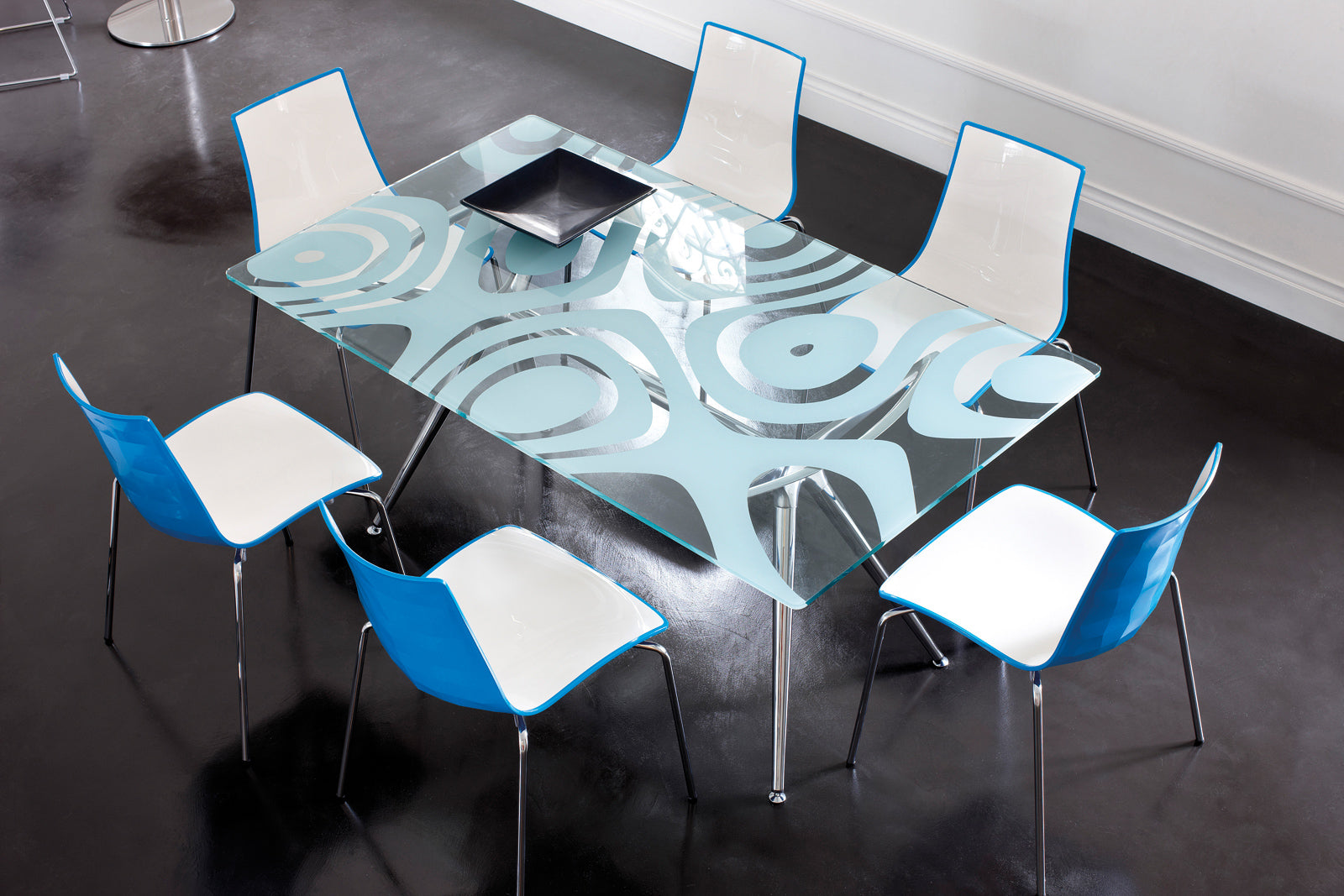 Gecko shell dining stacking chair